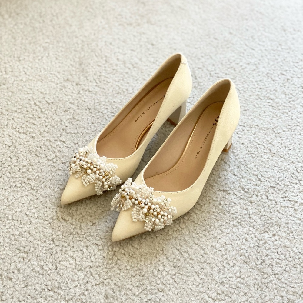 🚫 SOLD 🚫 Satin Block Heel Beige Size 6
